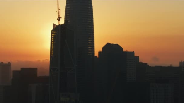 Salesforce タワー超高層ビル エンバカデロ金融ビジネス地区 サンフランシスコ湾太平洋カリフォルニア アメリカの空中日没シティー ビュー — ストック動画