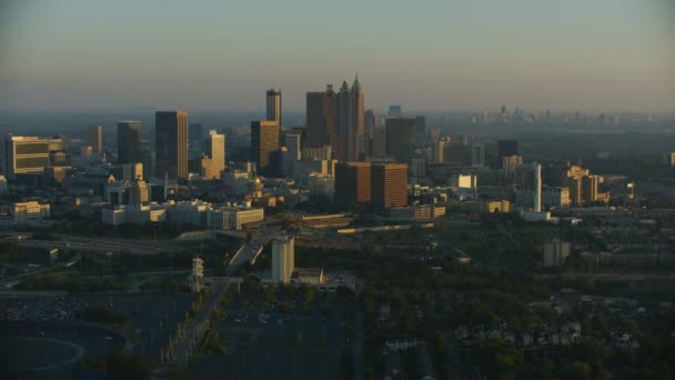 Atlanta November 2017 Aerial Sunrise Staden Pendeltåg Trafikerar Skyskrapa Byggnader — Stockvideo