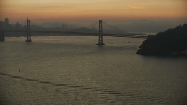 飾られたオークランド湾ダブルの空中のサンセット ビュー道路橋通勤車両交通私たち 高速道路 サンフランシスコ市高層ビル カリフォルニア州アメリカ — ストック動画