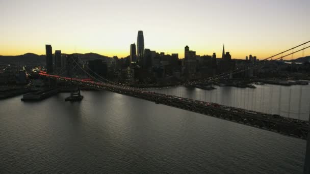 空中ウォーター フロント サンセット ビュー オークランド湾橋私たち 高速道路通勤交通の高層ビル サンフランシスコのベイエリアの太平洋カリフォルニア州アメリカ合衆国 — ストック動画