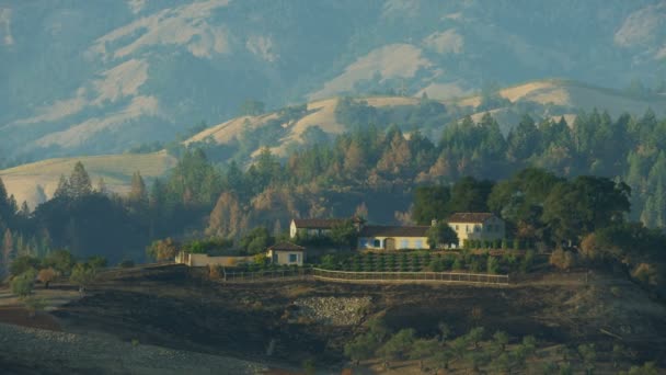 高級分離丘の中腹の家から地域の山火事カリフォルニア米国のコミュニティの避難後に壊滅的な破壊から免れる空撮 — ストック動画