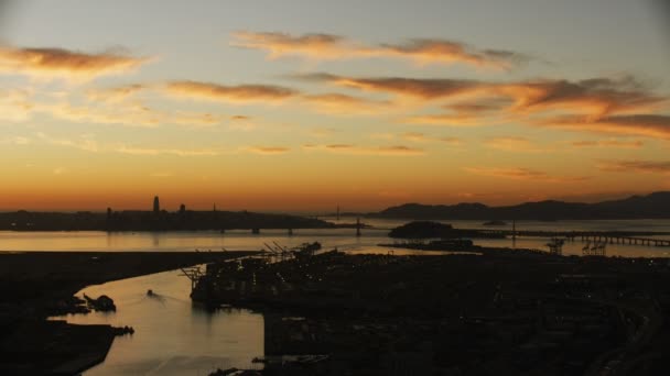 Vista Aérea Atardecer Ciudad San Francisco Oakland Bay Bridge Oakland — Vídeos de Stock