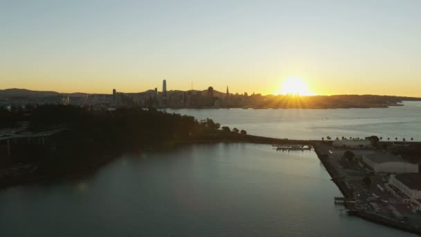 Luftaufnahme Des Sonnenuntergangs Der Geschäftigen Pendler Oakland Bay Mautstraße Brücke — Stockvideo