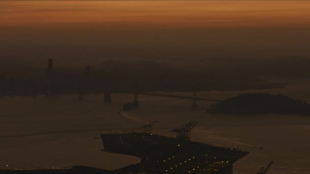 Letecká Slunce Haze Pohled Osvětlené Oakland Přístav Doky Město Mrakodrapy — Stock video