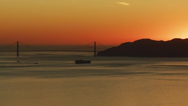 Solnedgången Flygfoto Över Alcatraz Island Golden Gate Bridge Oss 101 — Stockvideo
