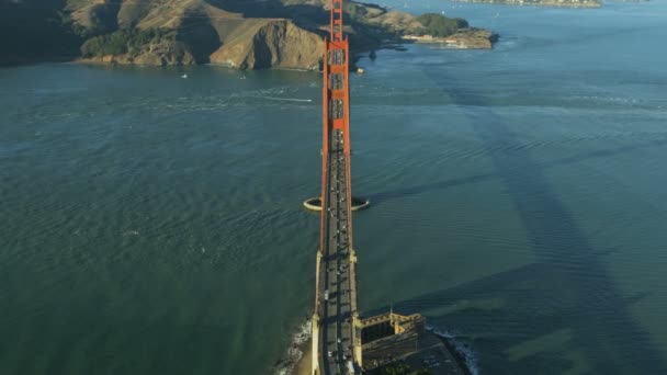 Overhead Verticale Luchtfoto Van Golden Gate Commuter Voertuig Wegverkeer Brug — Stockvideo