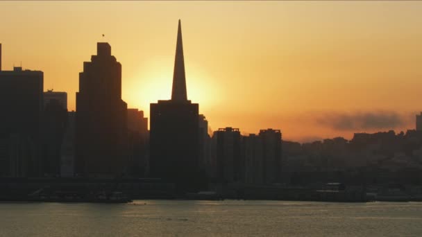 Salesforce 塔摩天大楼海湾大桥恩巴克德罗金融商业区旧金山湾太平洋加利福尼亚美洲的空中日落城市景观 — 图库视频影像
