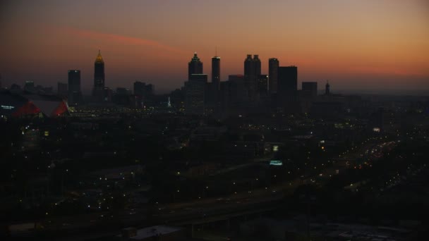 Atlanta Kasım 2017 Hava Işıklı Gökdelen Manzaraya Gündoğumu Mercedes Benz — Stok video