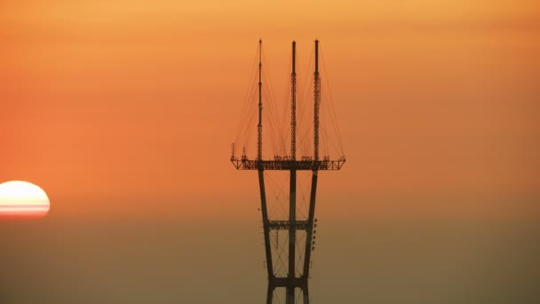 Hava Günbatımı Şehir Manzaralı Kiz Tepeler Sutro Radyo Kulesi Banliyösü — Stok video