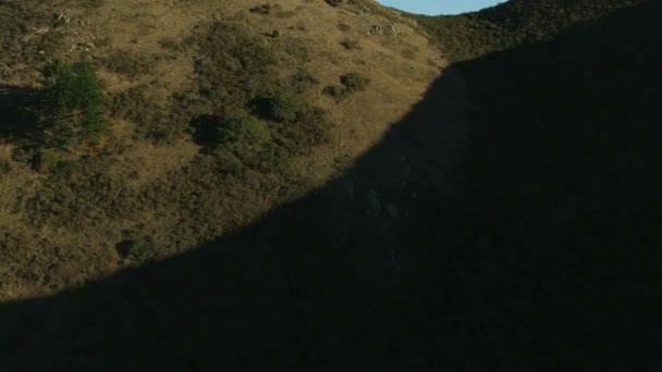 Luchtfoto Onthullen Weergave Van Het Wegverkeer Van Golden Gate Bridge — Stockvideo