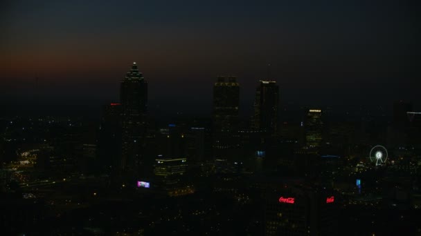 Atlanta Noviembre 2017 Noche Aérea Iluminada Vista Los Rascacielos Edificios — Vídeo de stock