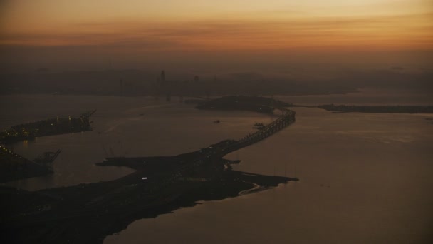 Vista Aérea Pôr Sol Estrada Dois Andares Bay Toll Bridge — Vídeo de Stock