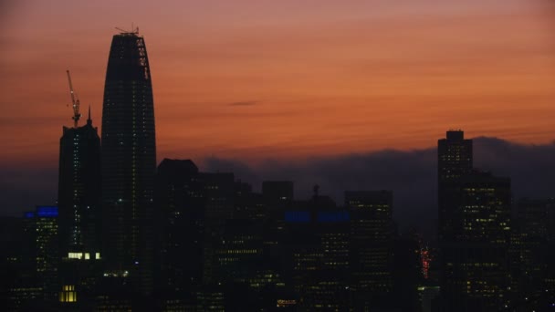 旧金山 2017年11月 空中被照亮的夜城市看法办公室摩天大楼恩巴克德罗金融商业区旧金山海湾雾太平洋加利福尼亚美国 — 图库视频影像