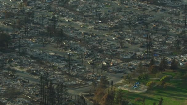 Aerial Liggande Landsbygdssamhället Moderna Hem Brann Ner Destruktiv Naturkatastrof Sonoma — Stockvideo