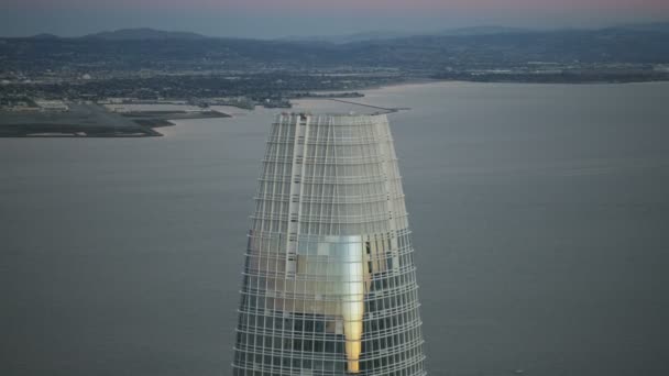 新しいダウンタウン Salesforce 技術タワー サンフランシスコ オークランド湾港の夕暮れと市郊外カリフォルニア アメリカで空中のトップ ビュー — ストック動画