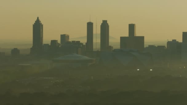 Atlanta November 2017 Luftaufnahme Sonnenaufgang Stadt Dunst Hochhäuser Mercedes Benz — Stockvideo