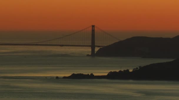 Luftaufnahme Des Sonnenuntergangs Containerschiff Der Nähe Der Golden Gate Bridge — Stockvideo