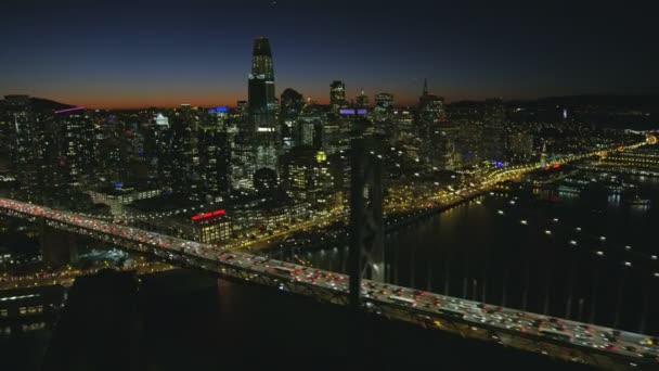 旧金山 2017年11月 空中夜照亮的看法奥克兰海湾桥梁美国80高速公路旧金山市中心城市灯和摩天大楼加利福尼亚美国 — 图库视频影像