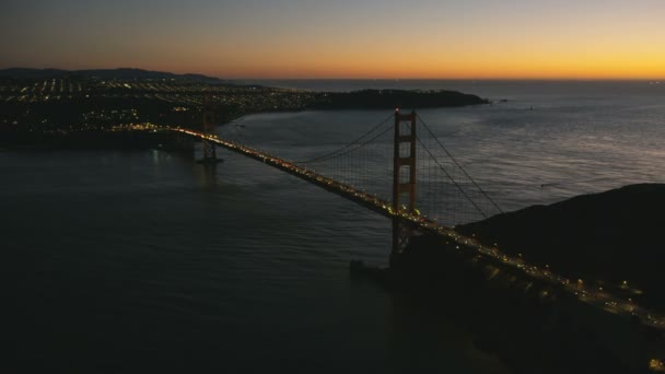 Antenn Vägen Trafikerar Golden Gate Bridge Belysta Nattvisning Presidio Marin — Stockvideo