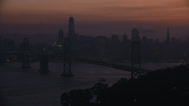 オークランド湾の二重デッキ橋通勤車両交通私たち のサンフランシスコ市高層ビル アメリカのサンフランシスコ 2017年 空中夜景 — ストック動画