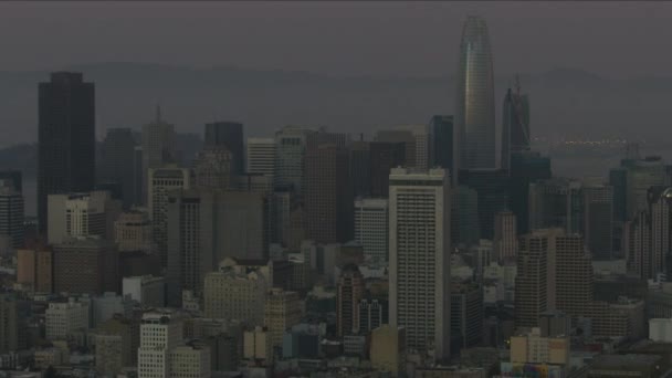 Salesforce 塔市の超高層ビル エンバカデロ金融ビジネス地区 サンフランシスコ湾橋カリフォルニア アメリカのサンフランシスコ 2017年 空中黄昏照らされたシティー ビュー — ストック動画