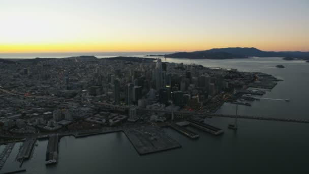 Vue Aérienne Paysage Urbain Crépuscule Centre Ville Bay Bridge Highway — Video