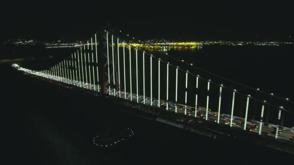 空中照らされた夜景オークランド湾忙しい道路通勤交通有料橋私たち 高速道路高層ビル サンフランシスコ市のライト アメリカ合衆国カリフォルニア — ストック動画