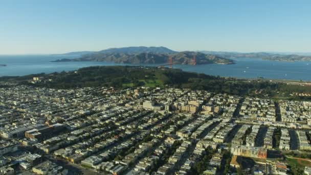 Aerial Solljus Utsikt Över Golden Gate Road Traffic Bridge Presidio — Stockvideo