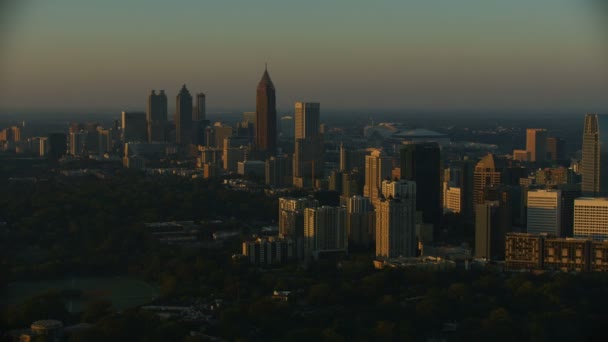 市内高層ビル建物ピードモント公園ミッドタウン商業地区南部の米国ジョージア州のアトランタ 2017年 空中日の出の朝の景色 — ストック動画