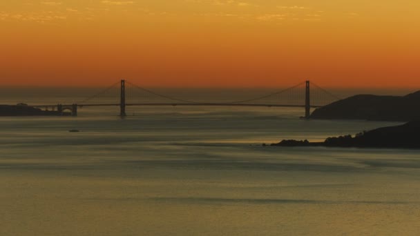 Luftaufnahme Des Sonnenuntergangs Containerschiff Der Nähe Der Golden Gate Bridge — Stockvideo