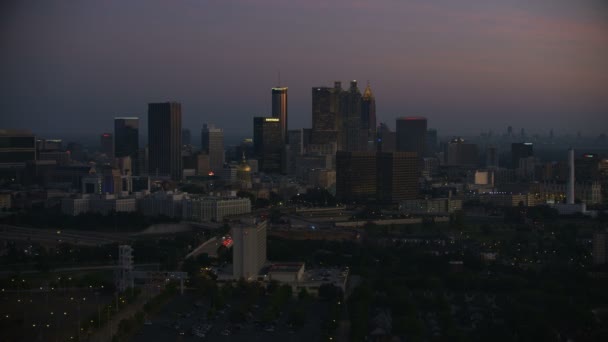 Atlanta November 2017 Luchtfoto Verlichte Zonsopgang Uitzicht Downtown Freeway Verkeer — Stockvideo