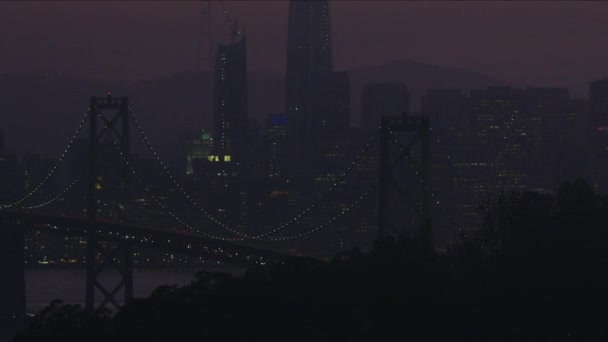 オークランド湾橋通勤車両交通私たち 高速道路 サンフランシスコ市高層ビル カリフォルニア アメリカのサンフランシスコ 2017年 空中夜景 — ストック動画