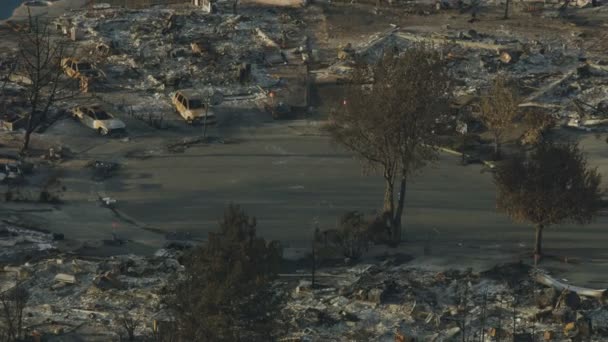 空中景观视图保存的属性和其他破坏的野火现代家庭烧毁地面一个自然灾害加利福尼亚美国 — 图库视频影像