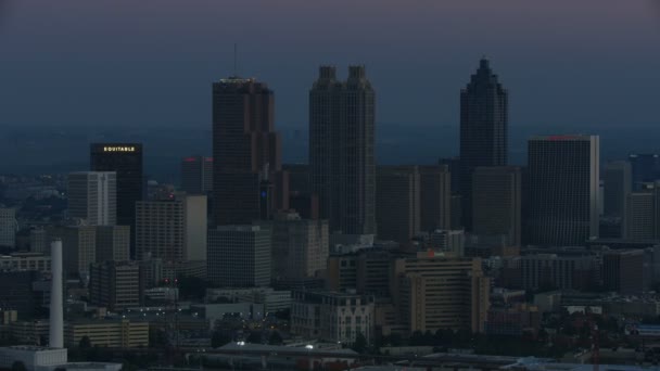 ダウンタウンのビジネス金融地区市高層ビル南の米国ジョージア州のアトランタ 2017年 照らされた空中サンライズ ビュー — ストック動画