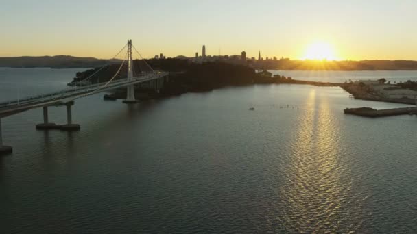 空中夕日海湾オークランド湾道路吊り橋私たち のサンフランシスコ市摩天楼アメリカ カリフォルニア トレジャー アイランド ビュー — ストック動画