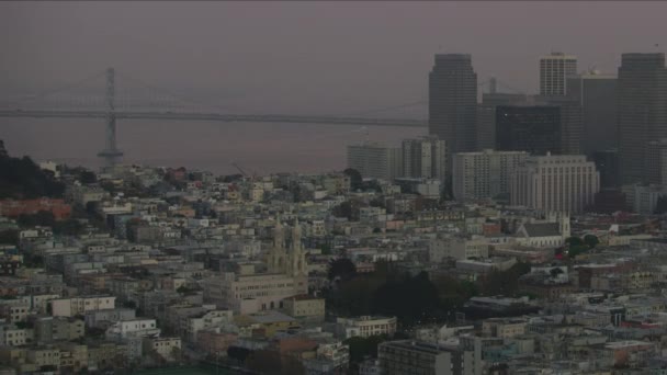 Vista Iluminada Ciudad Del Atardecer Aéreo Del Rascacielos Coit Tower — Vídeo de stock