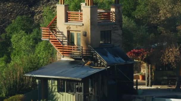 Vista Aérea Destruição Terra Pelo Fogo Selvagem Danificou Casas Luxo — Vídeo de Stock