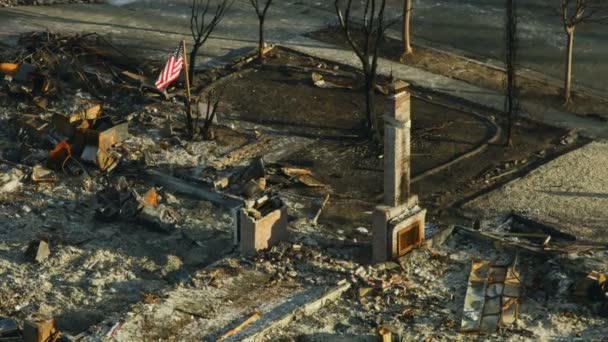 地上災害アメリカ カリフォルニアに焼けて 野火農村郷の現代家に起因する荒廃の航空写真 — ストック動画