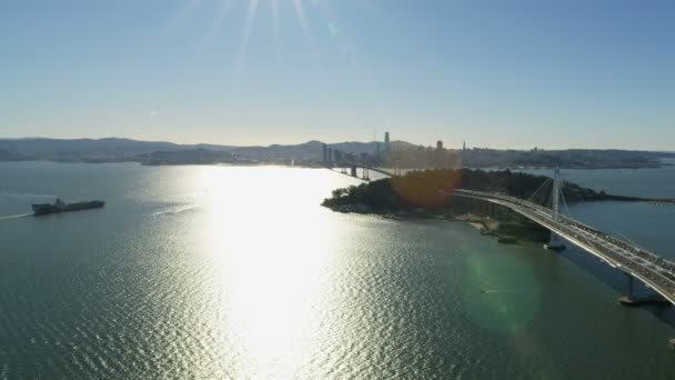 Vista Luz Solar Aérea Baía Oakland Ponte Tráfego Rodoviário Arranha — Vídeo de Stock