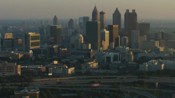 Atlanta November 2017 Luftaufnahme Des Sonnenaufgangs Der Stadt Pendlerverkehr Hochhäuser — Stockvideo