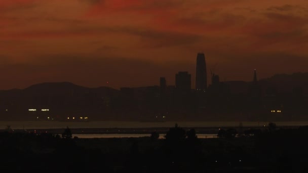 Vista Aérea Del Cielo Atardecer Rojo Los Lejanos Rascacielos Ciudad — Vídeos de Stock