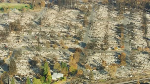 Luchtfoto Van Een Township Moderne Huizen Verbrand Grond Door Destructieve — Stockvideo