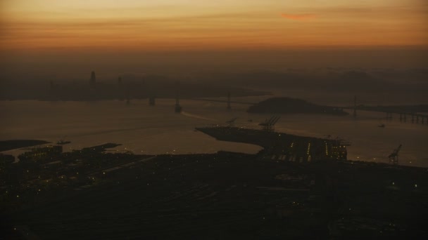 Воздушный Закат Туман Вид Освещенный Порт Окленд Доки Bay Bridge — стоковое видео