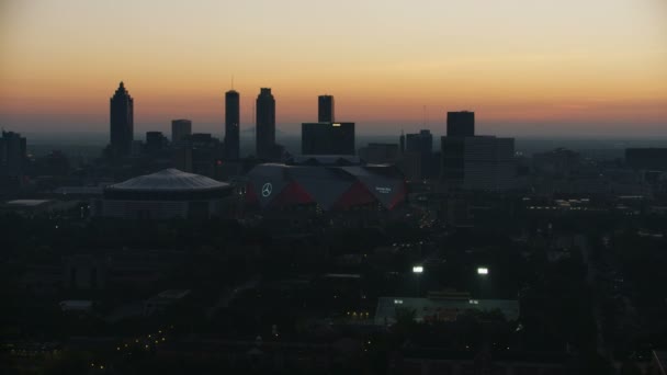 Atlanta Noviembre 2017 Vista Aérea Iluminada Del Rascacielos Amanecer Mercedes — Vídeos de Stock