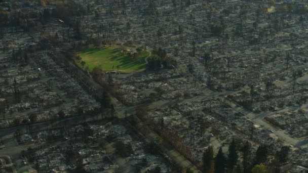 Flygfoto Över Förödelse Som Orsakas Wildfire Landsbygdssamhället Township Modern Fastighet — Stockvideo