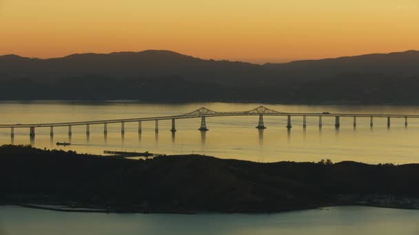 サンラファエル橋リッチモンド私たち 580 ダブル着飾って高速道路カリフォルニア アメリカ太平洋岸北西部サンフランシスコの日没空撮 — ストック動画