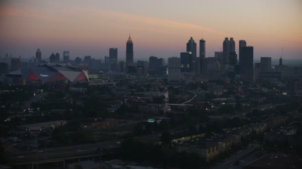 Atlanta November 2017 Aerial Sunrise Illuminated Skyskrapa Visa Mercedes Benz — Stockvideo