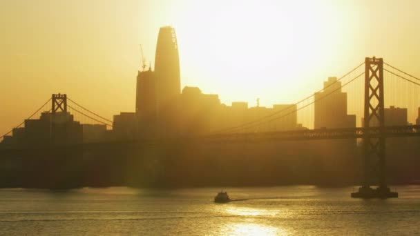 Antenne Sonnenuntergang Stadt Ansicht Bucht Brücke Verkäufer Turm Wolkenkratzer Bau — Stockvideo