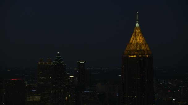 アトランタ 2017年 照らされた頂点市高層ビル アメリカ プラザ アールデコの銀行金融アメリカ ジョージア州の建物の夜撮 — ストック動画