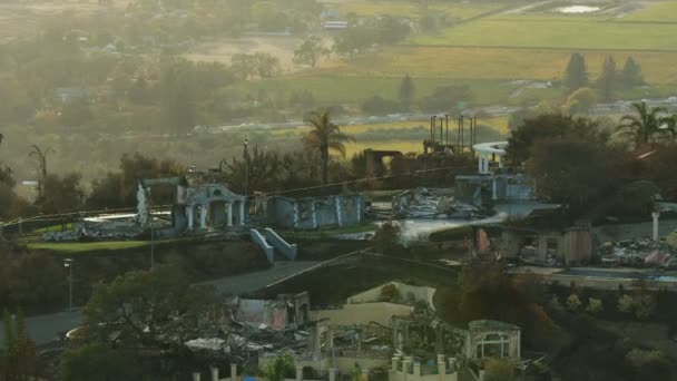 Luchtfoto Van Heuvel Wildvuur Vernietiging Beschadigd Luxevastgoed Verbrand Grond Een — Stockvideo